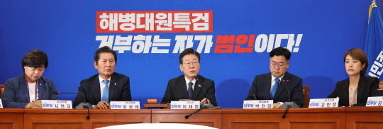 이재명 더불어민주당 대표(가운데)가 27일 오전 국회에서 열린 최고위원회의에서 발언하고 있다.<연합뉴스>